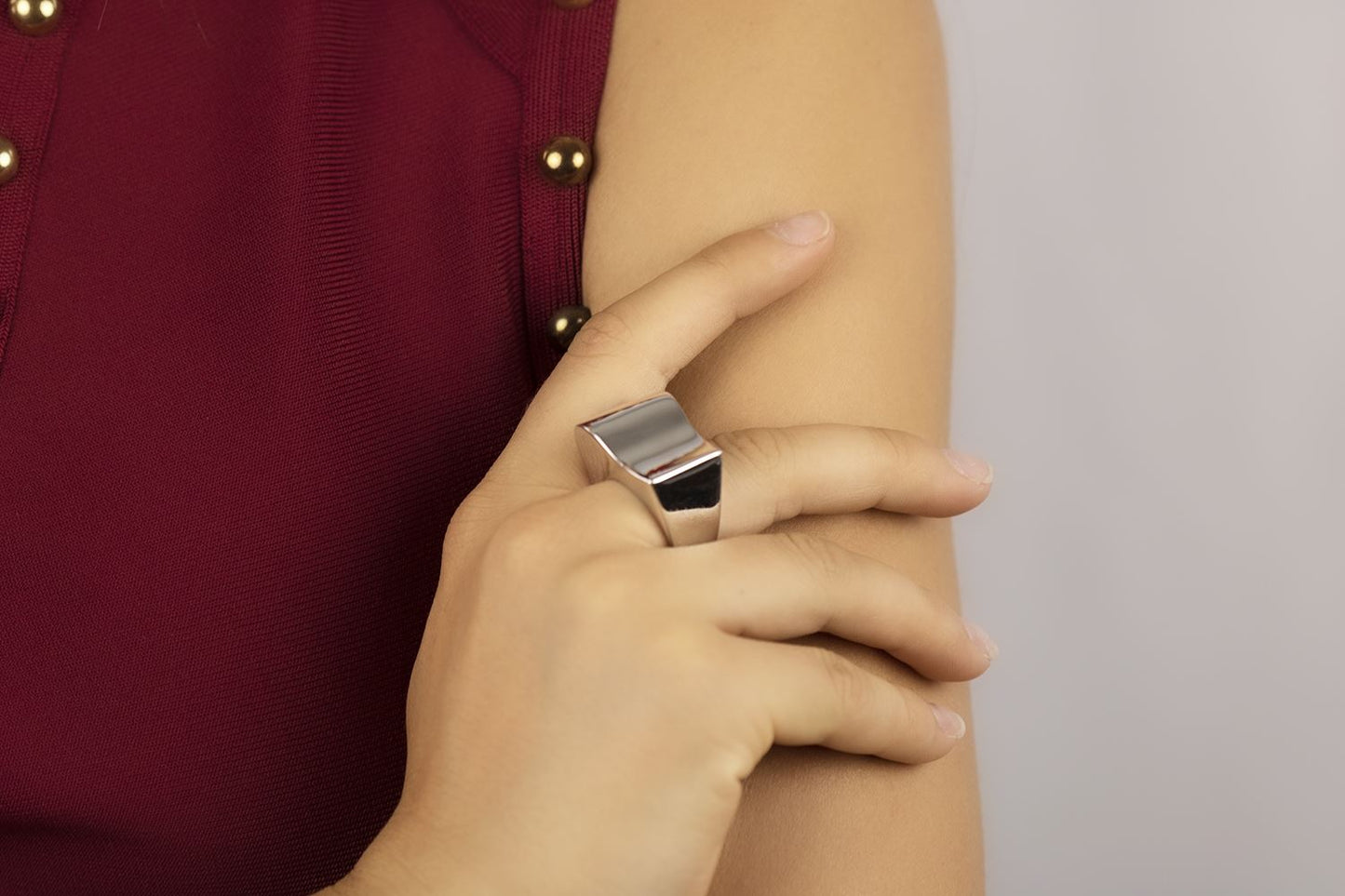 Glänzender silberner Wellenring