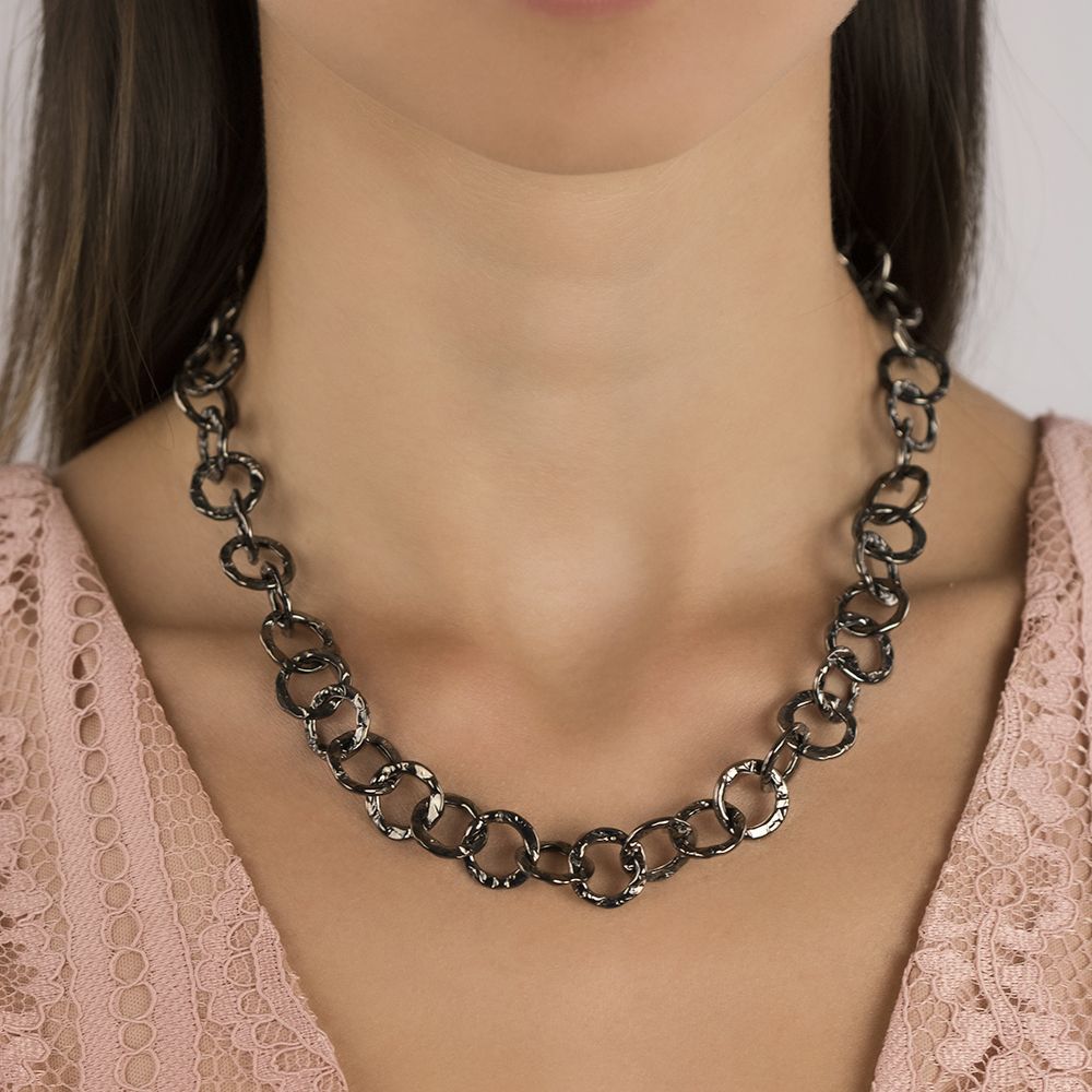 Collana a catena corta in argento rutenio martellata con maglie rotonde