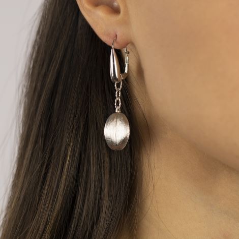 Oval chain pendant earrings engraved in silver