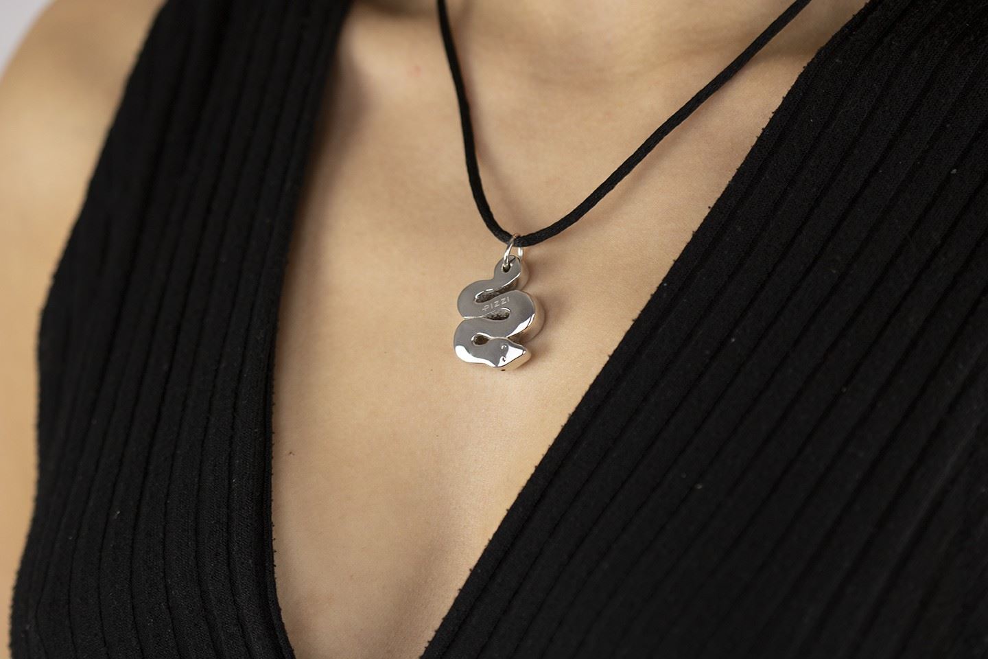 Große silberne Schlangenanhänger-Halskette