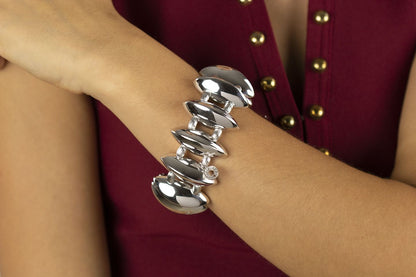 Stretch silver bracelet with polished finish and striped spheres