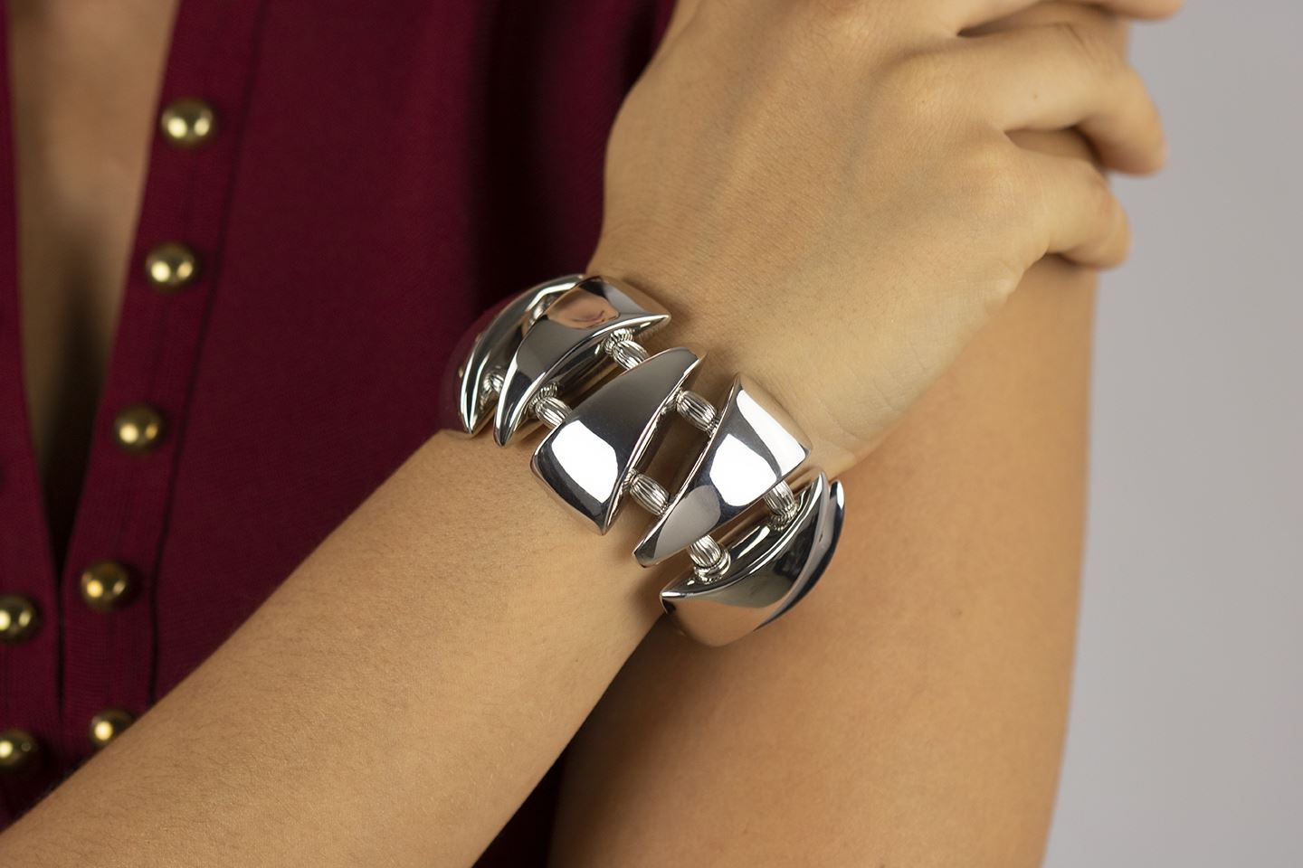 Bracciale in argento elasticizzato a triangoli lucido con sfere rigate