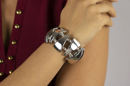 Stretch silver bracelet with shiny triangles and striped spheres