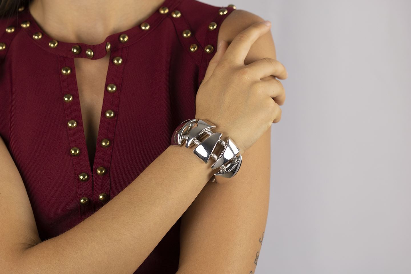 Bracciale in argento elasticizzato a triangoli lucido con sfere rigate