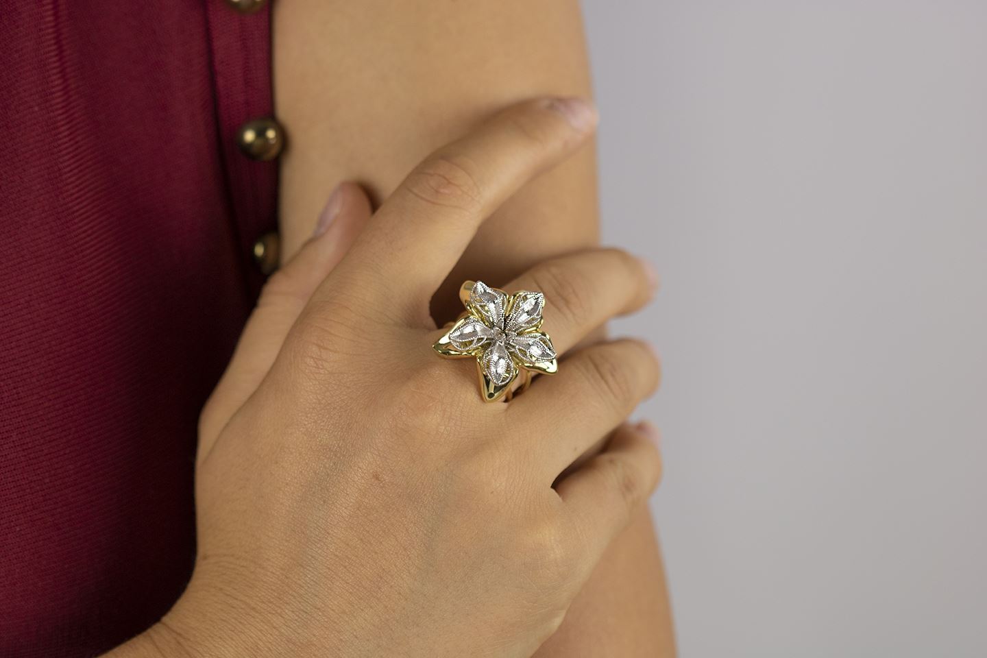 Großer Blumenring aus 18-karätigem Gelb- und Weißgold