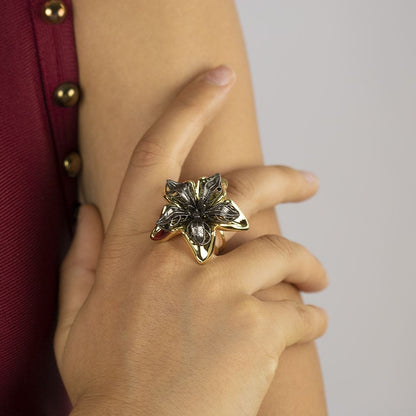 Anello fiore in oro giallo e brunito 18 k grande