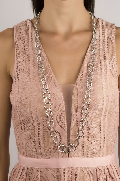 Collana a catena martellata lunga in argento con maglie rotonde