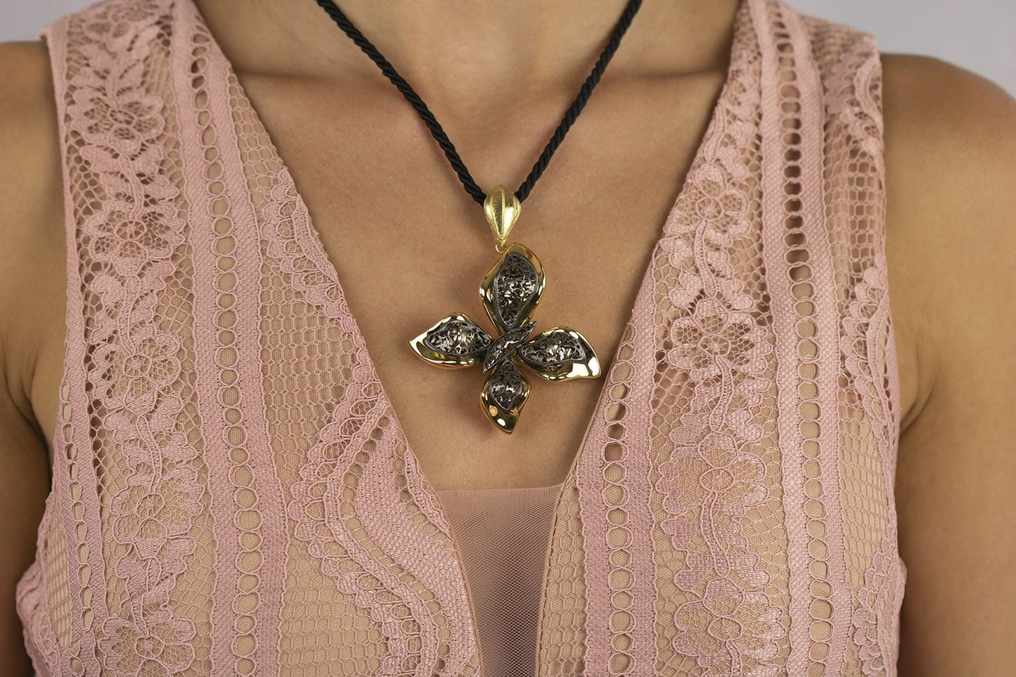 Collana farfalla in oro giallo e oro brunito 18k grande