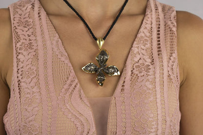 Collana farfalla in oro giallo e oro brunito 18k grande