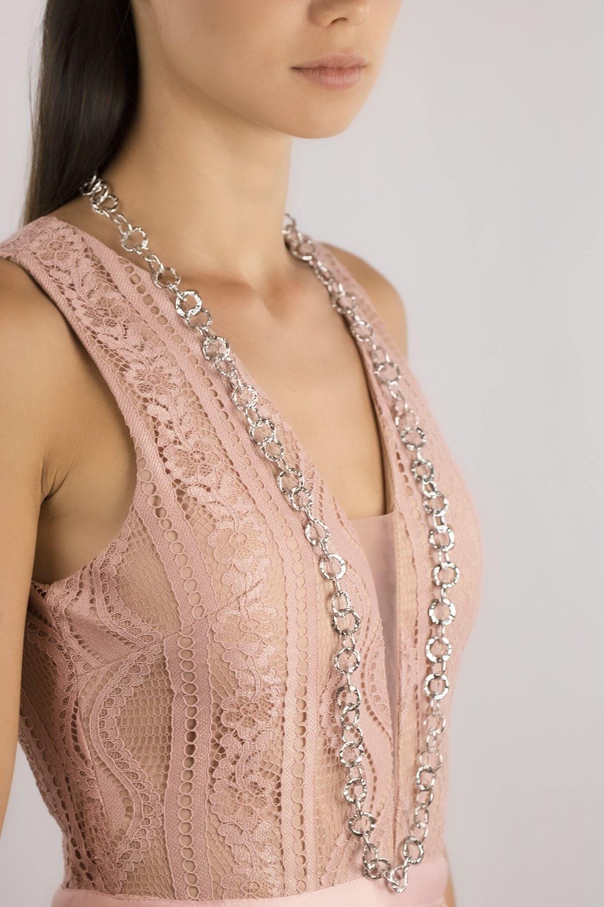 Collana lunga a catena martellata in argento con maglie rotonde