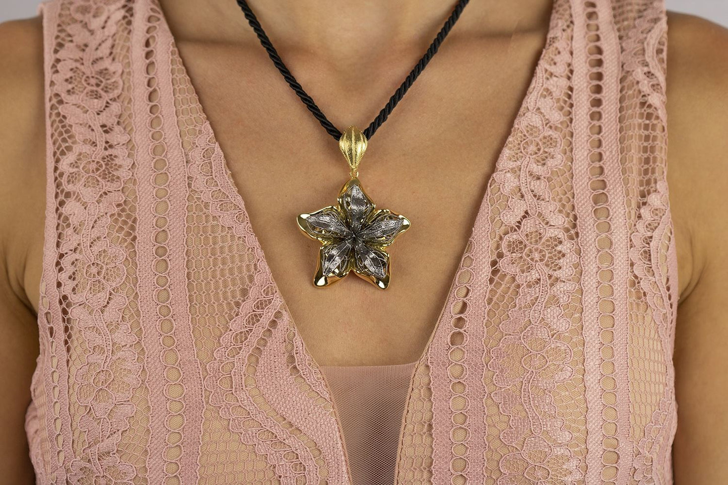 Collana fiore in oro giallo e oro  brunito 18k grande