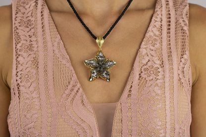 Collana fiore in oro giallo e oro  brunito 18k grande
