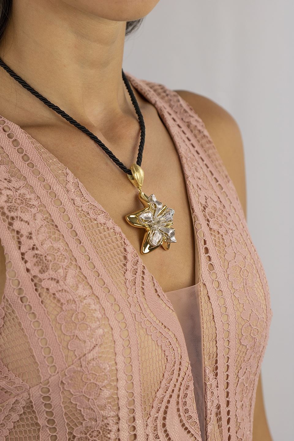 Collana fiore in oro giallo e oro bianco 18k grande