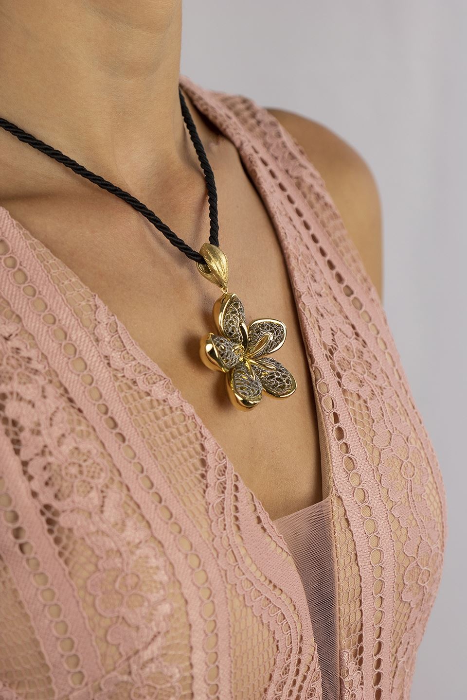 Collana fiore in oro giallo e oro brunito 18k grande