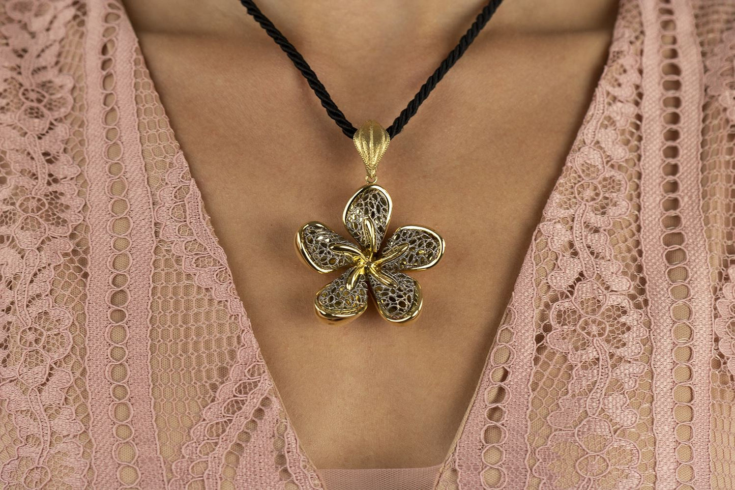 Collana fiore in oro giallo e oro brunito 18k grande