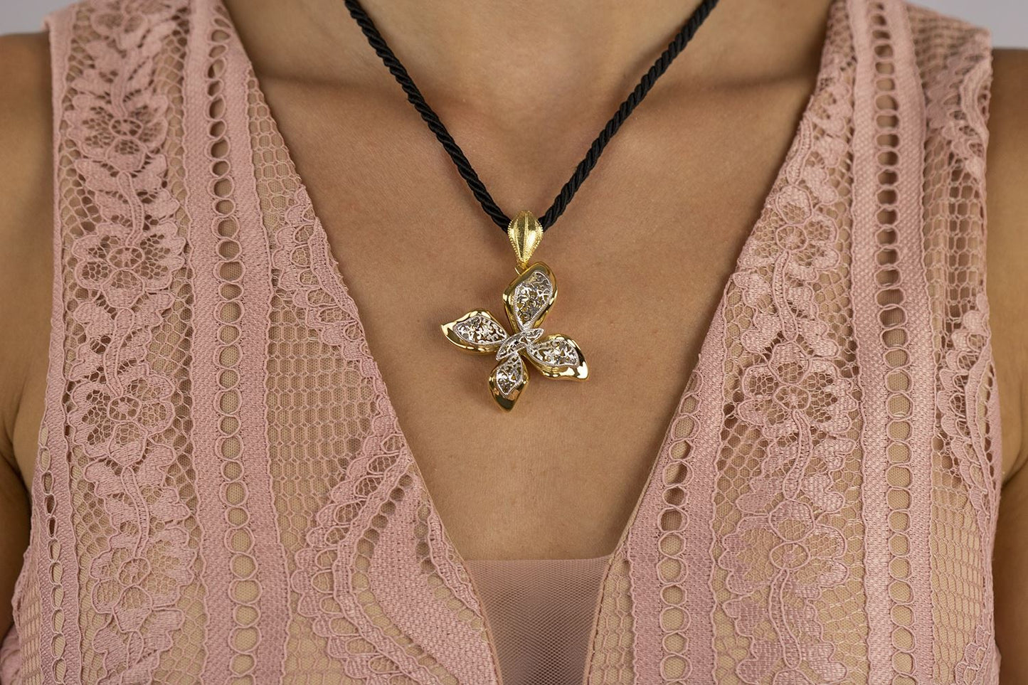 Collana farfalla in oro giallo e  oro bianco 18k