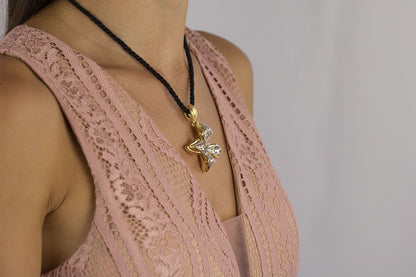 Collana farfalla in oro giallo e  oro bianco 18k