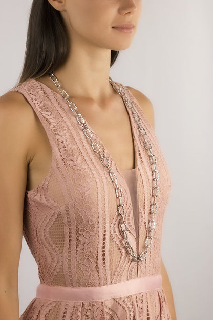 Collana lunga a catena martellata in argento con maglie rettangolari