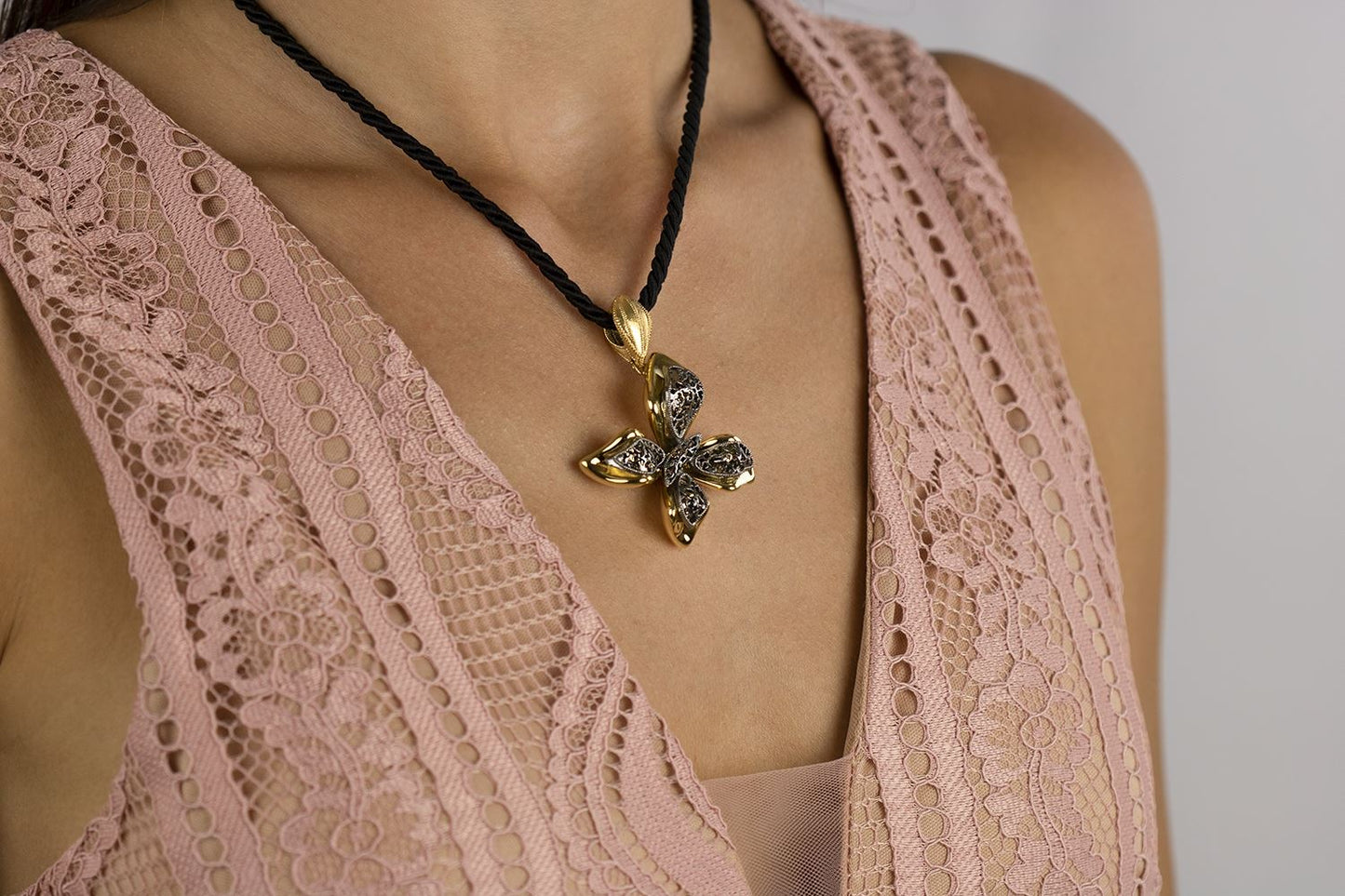Collana farfalla in oro giallo e oro brunito 18 k