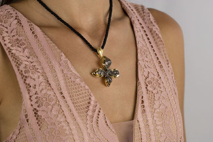 Collana farfalla in oro giallo e oro brunito 18 k
