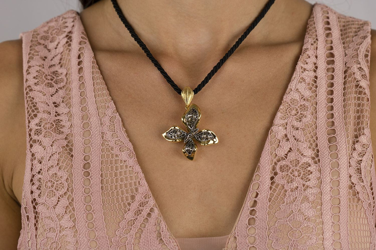 Collana farfalla in oro giallo e oro brunito 18 k