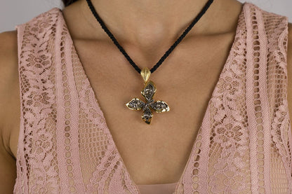 Collana farfalla in oro giallo e oro brunito 18 k