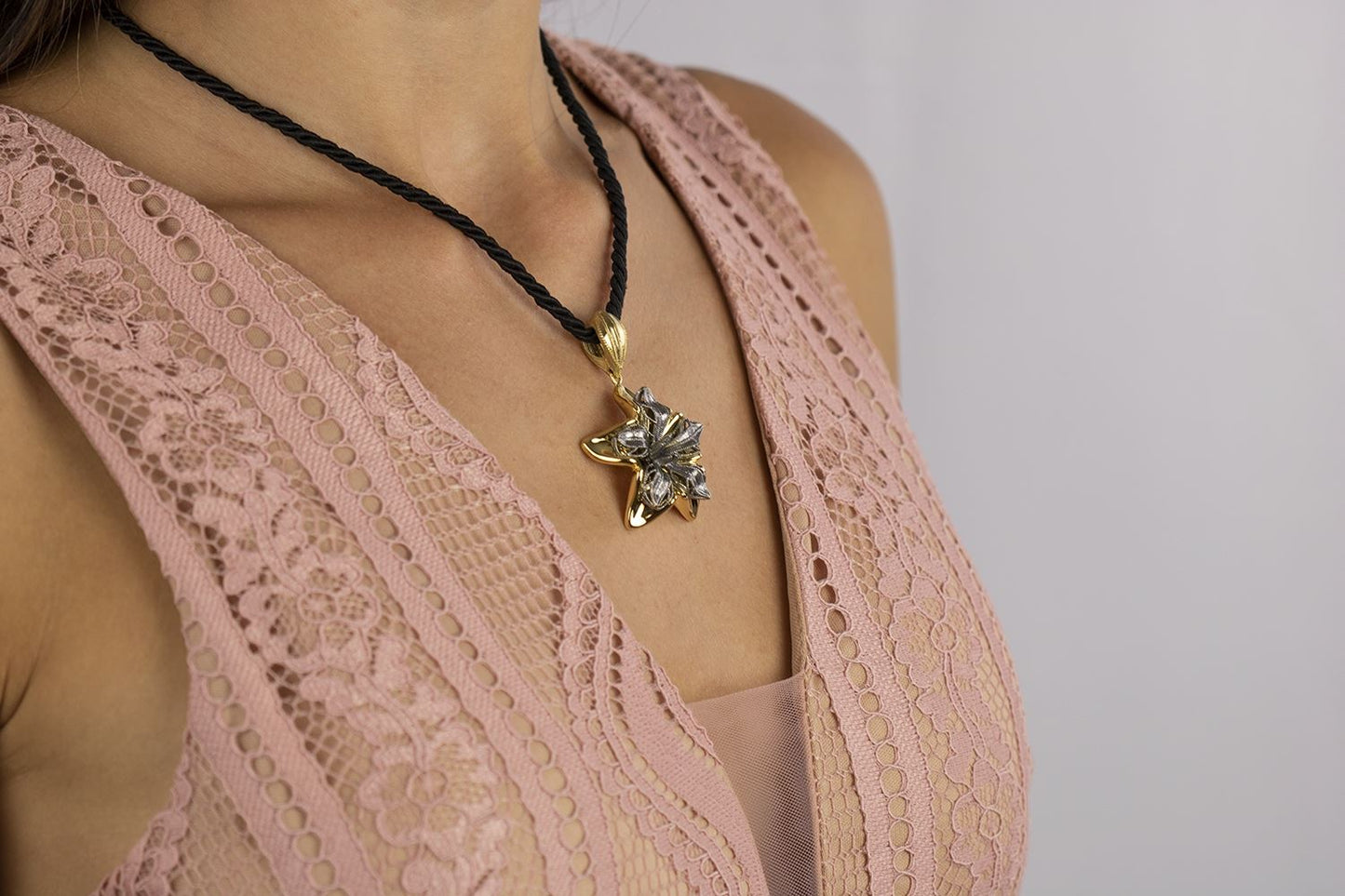 18k yellow gold and burnished gold flower necklace