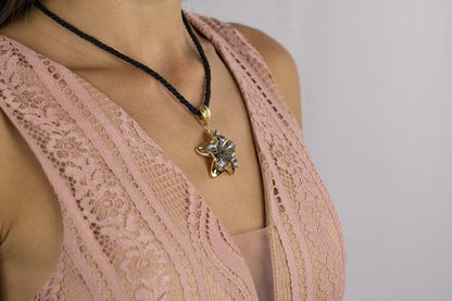 Collana fiore in oro giallo e oro brunito18k