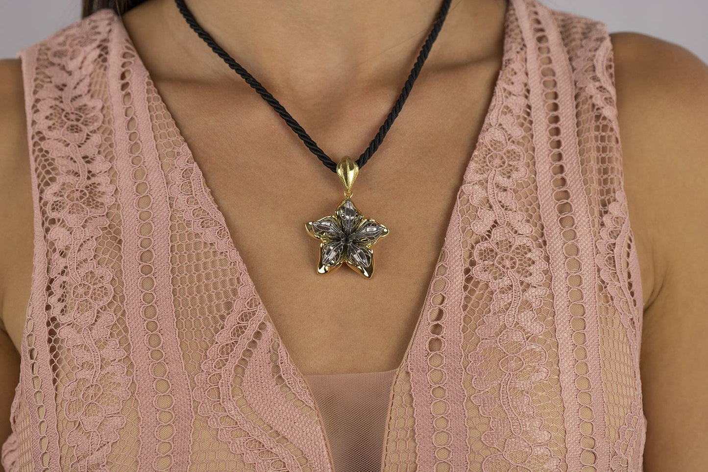 18k yellow gold and burnished gold flower necklace