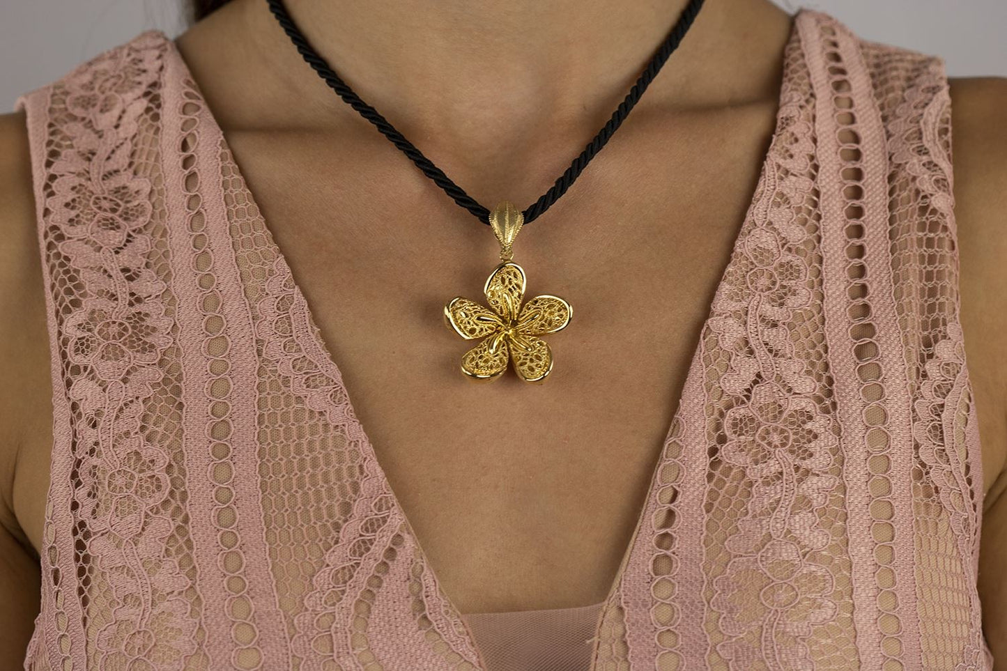 Collana fiore in oro giallo 18 kt