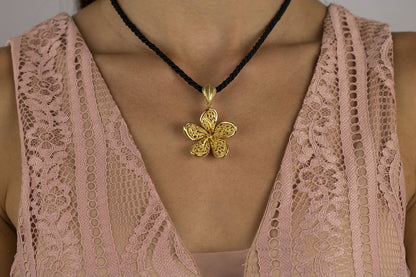 Collana fiore in oro giallo 18 kt