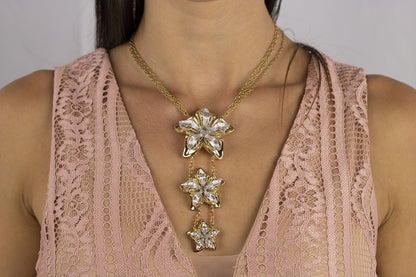 Collana fiori in oro giallo e oro bianco con catena in oro 18k
