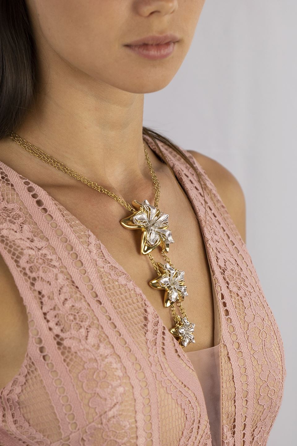 Collana fiori in oro giallo e oro bianco con catena in oro 18k