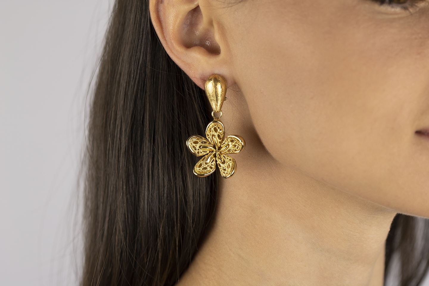 Orecchini fiore in oro giallo 18k a pendente