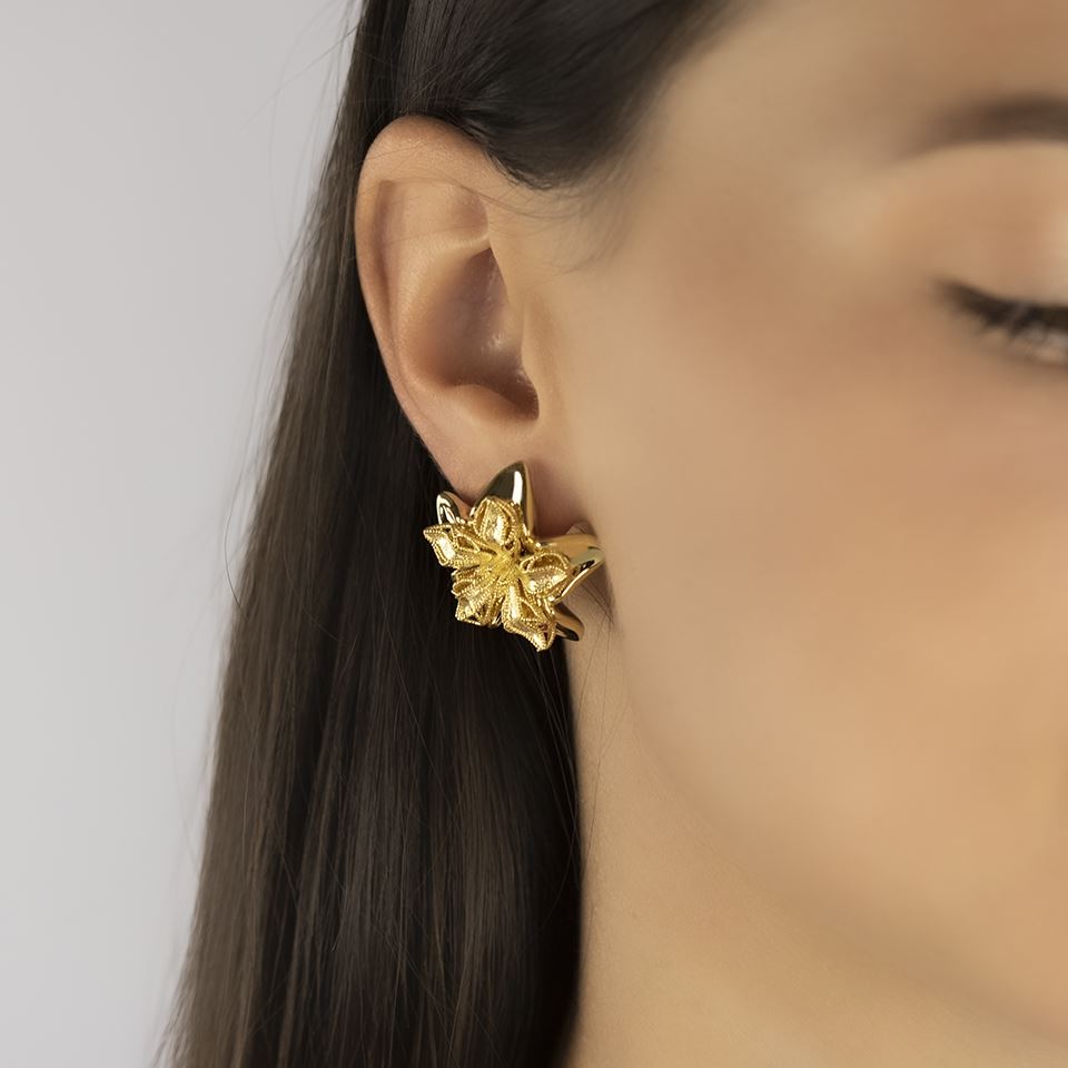 Yellow gold flower earrings with clip closure
