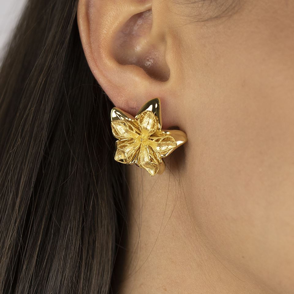 Yellow gold flower earrings with clip closure