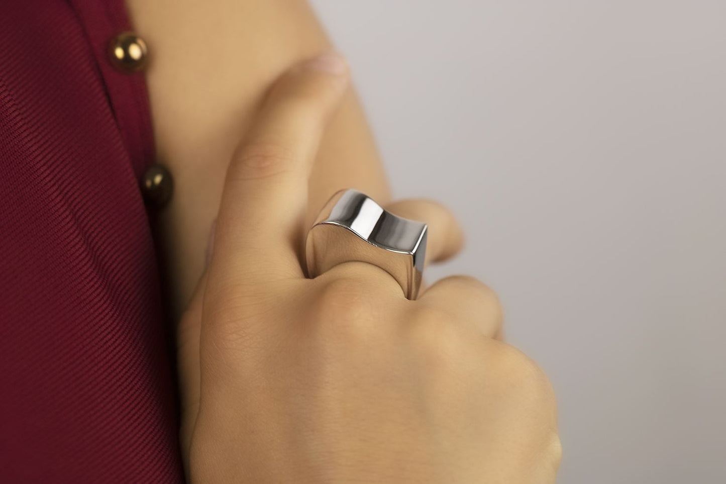 Glänzender silberner Wellenring