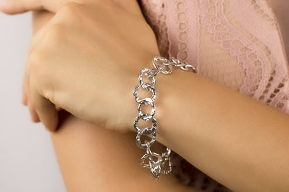 Bracciale a catena martellata in argento con maglie rotonde