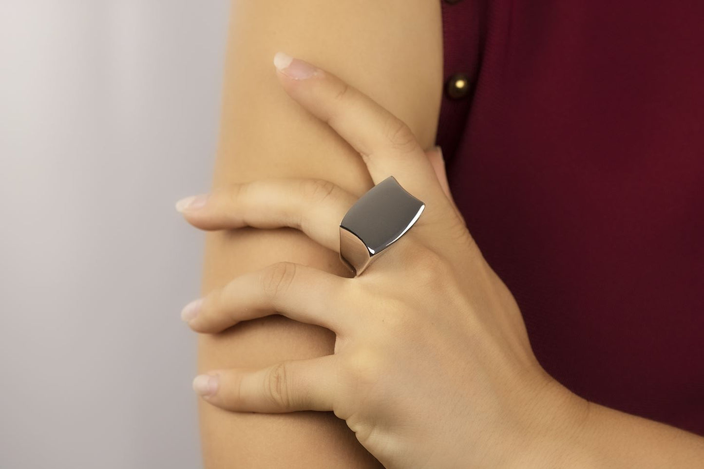 Glänzender silberner Wellenring