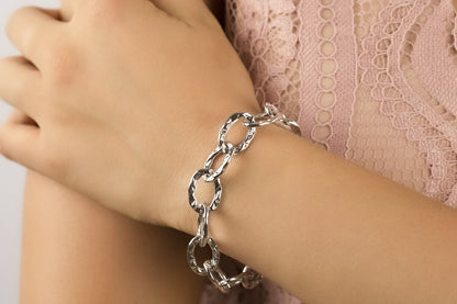 Hammered chain bracelet with oval links in silver