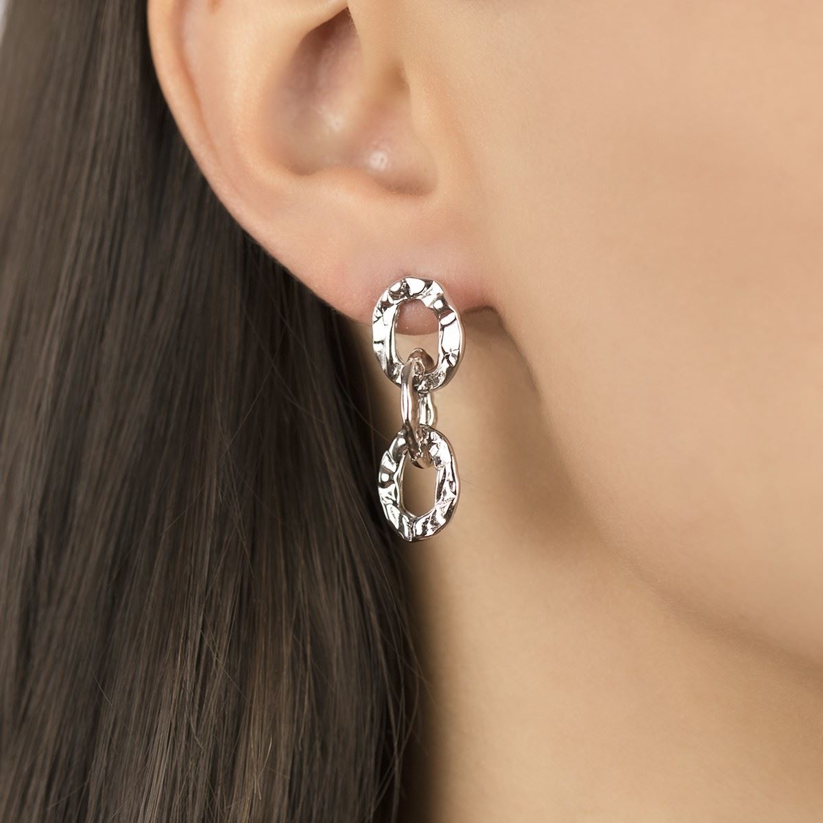 Orecchini a catena martellata in argento con maglia ovale piccola