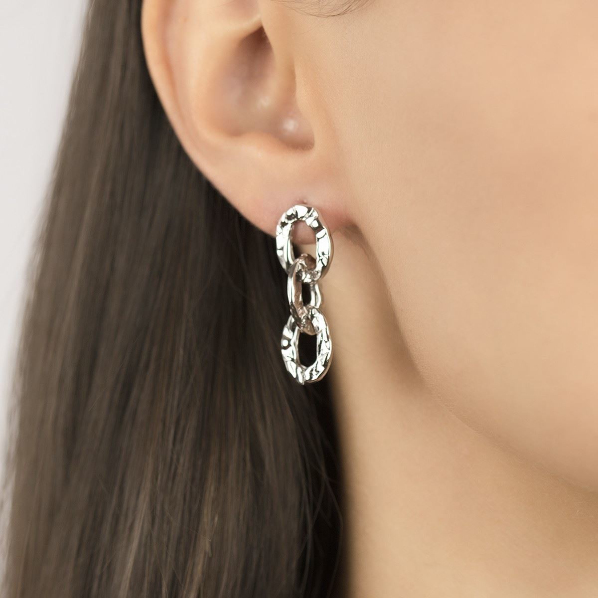 Orecchini a catena martellata in argento con maglia ovale piccola