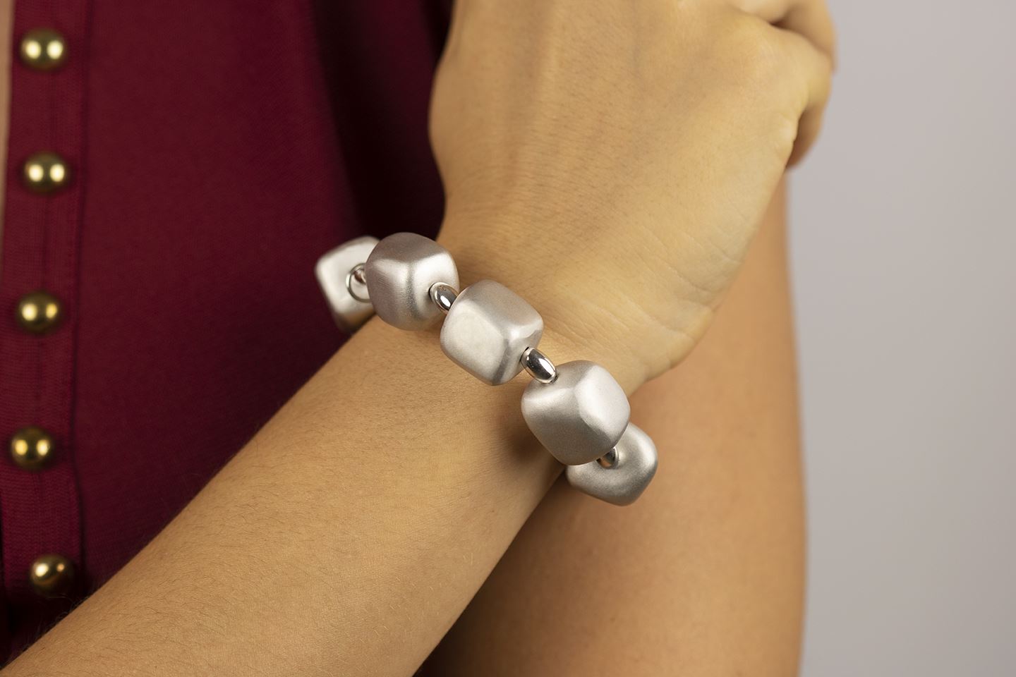 Stretch-Silberarmband mit matten Nuggets