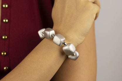 Stretch silver bracelet with matt nuggets