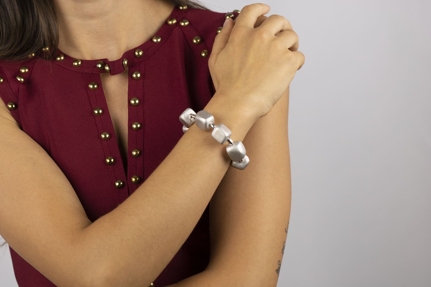 Stretch-Silberarmband mit matten Nuggets