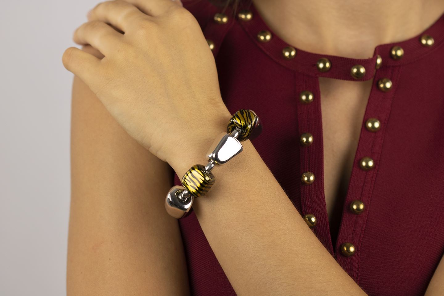 Bracciale in argento elasticizzato a pepite con smalto effetto tigrato