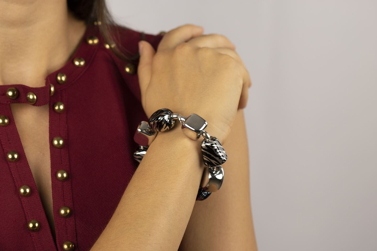 Bracciale in argento elasticizzato a pepite smaltato  effetto zebrato