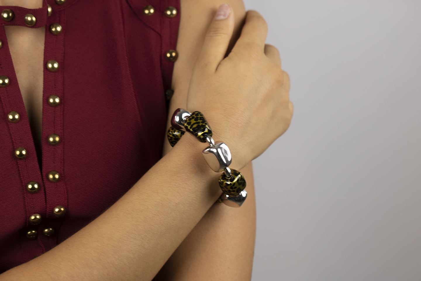 Bracciale in argento elasticizzato a pepite smaltato effetto  leopardato