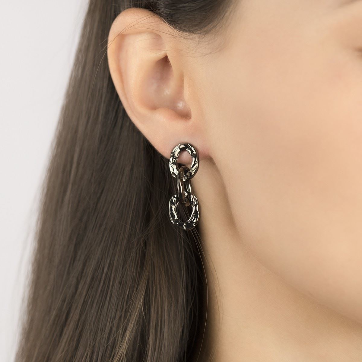 Orecchini a catena martellata in argento rutenio con maglia ovale piccola