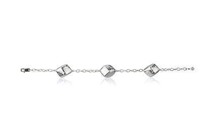 Silver chain bracelet with engraved diamonds